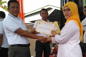 Direktur RS KMC, dr Toto Taufikurohman Kosim saat memberikan penghargaan kepada perawat yang berprestasi.